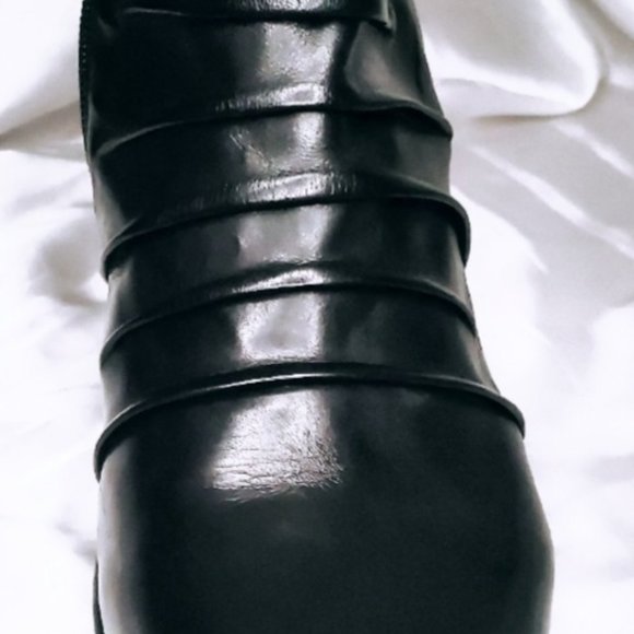 Ruffled Booties - Picture 2 of 4